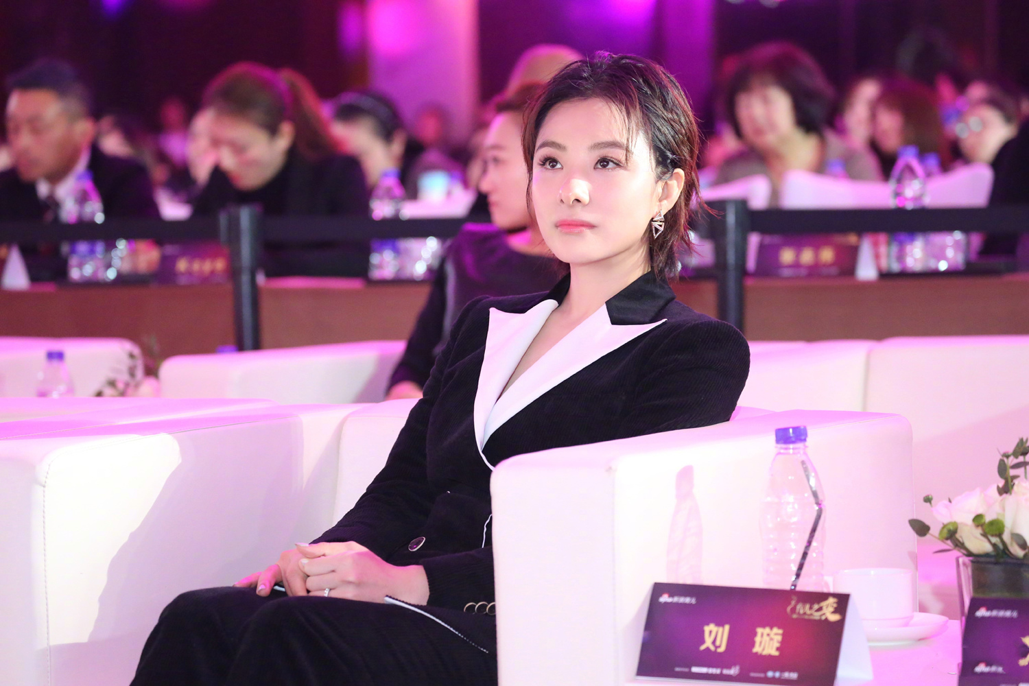 41岁奥运冠军刘璇,成功跨界成赢家,今短发配西装穿出精英范