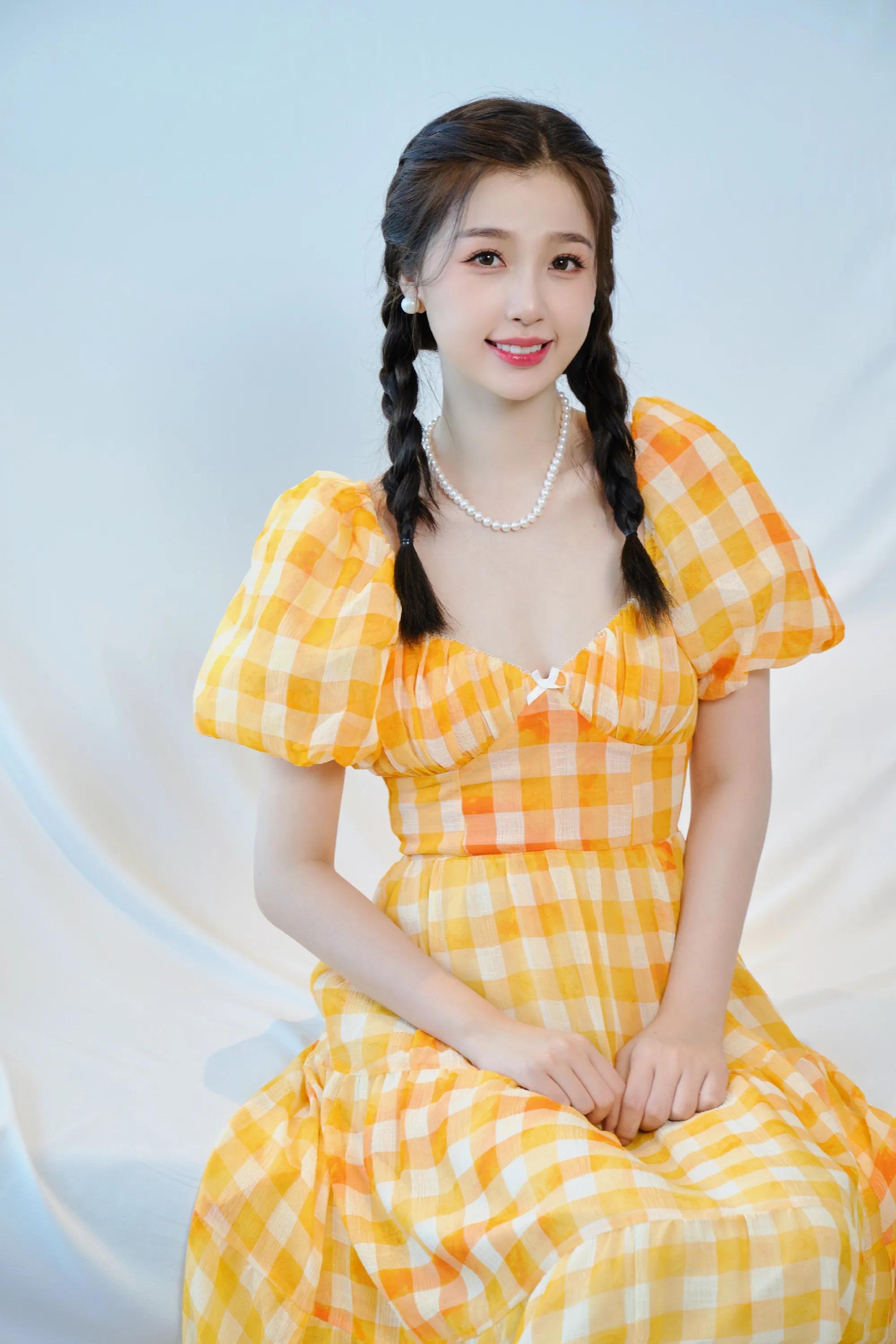 虞书欣可甜可盐,5套裙子展现不同魅力,时尚亮眼!