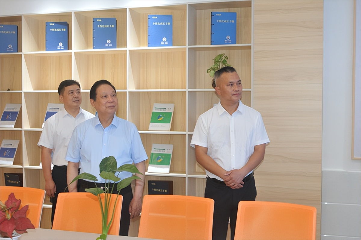 湖南省关工委主任杨泰波一行到常德外国语学校指导关心下一代工作