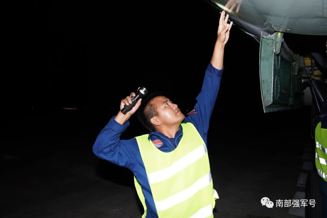 热点|接连多日！南部战区海军航空兵某轰炸机团开展昼夜间飞行训练