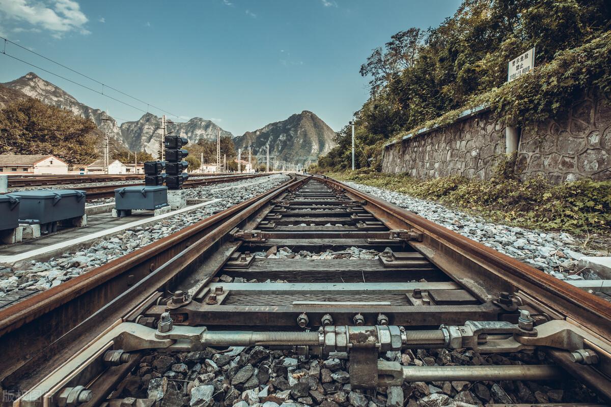 火车站里这么多股道,你能叫出几个?