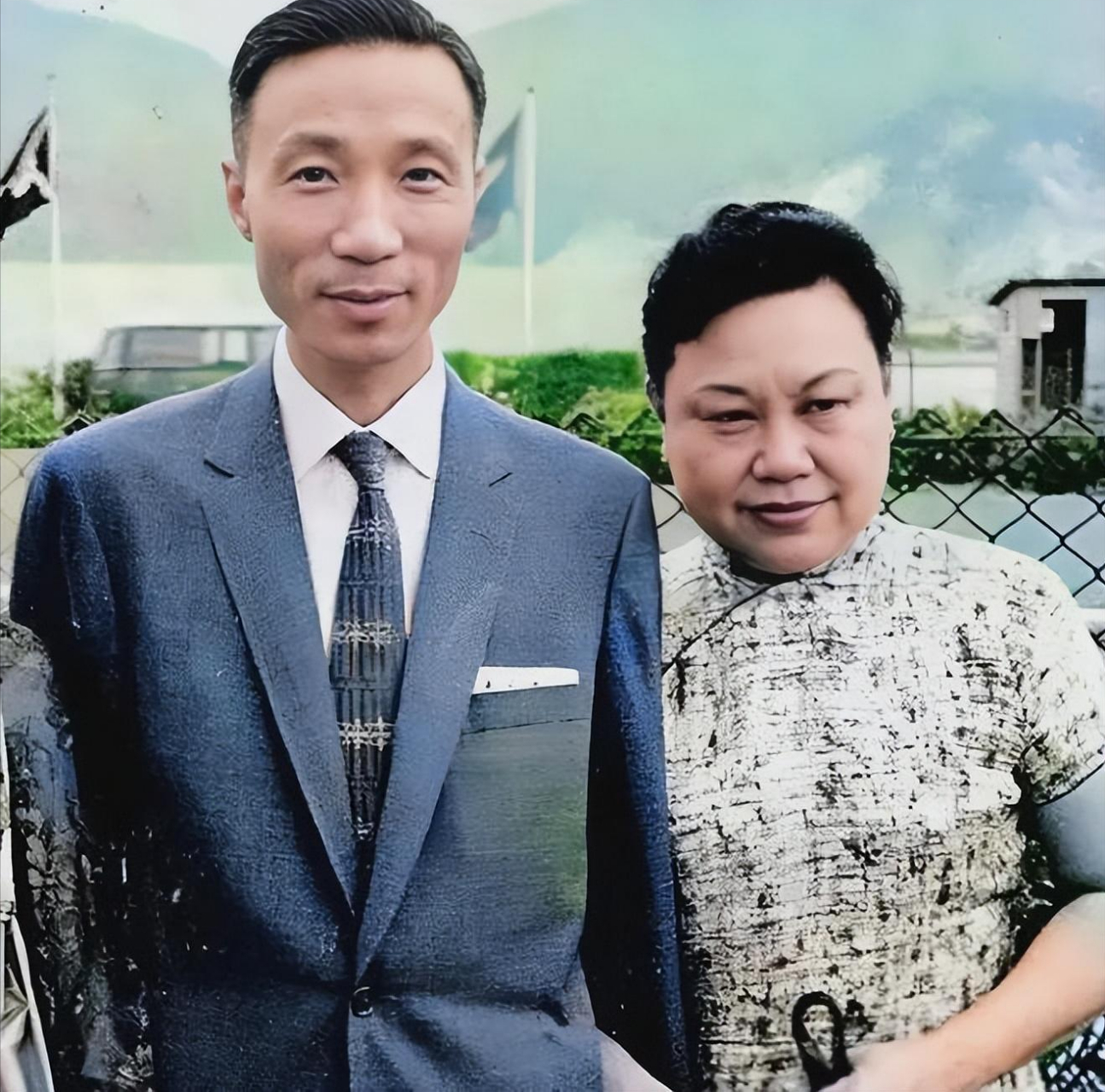 当年,21岁的邵逸夫,在电影院门口瞄见26岁的黄美珍,瞬间就被勾走了魂.