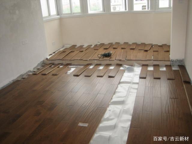 家里鋪地暖回填后要不要找平？用石膏自流平回填找平二合一(圖4)