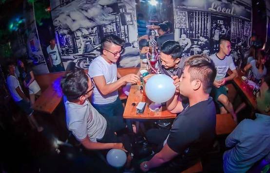 回顾:7名男女在一屋吸笑气13小时!"笑气"为何让女孩任人摆布