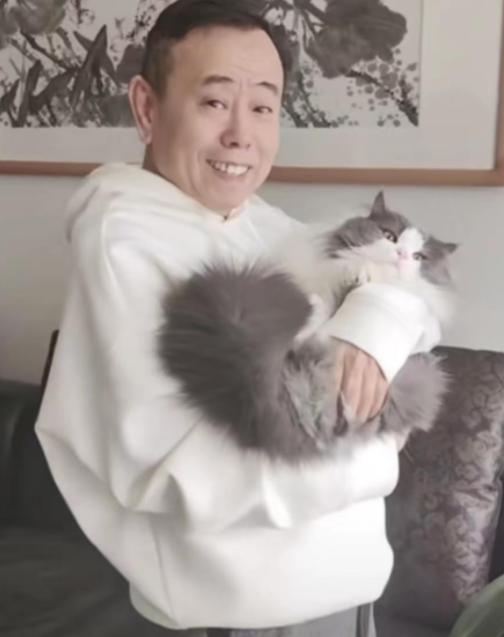 又一个老牌演员?60岁黄文浩,移居美国,脸上皱纹太多,太可怜了