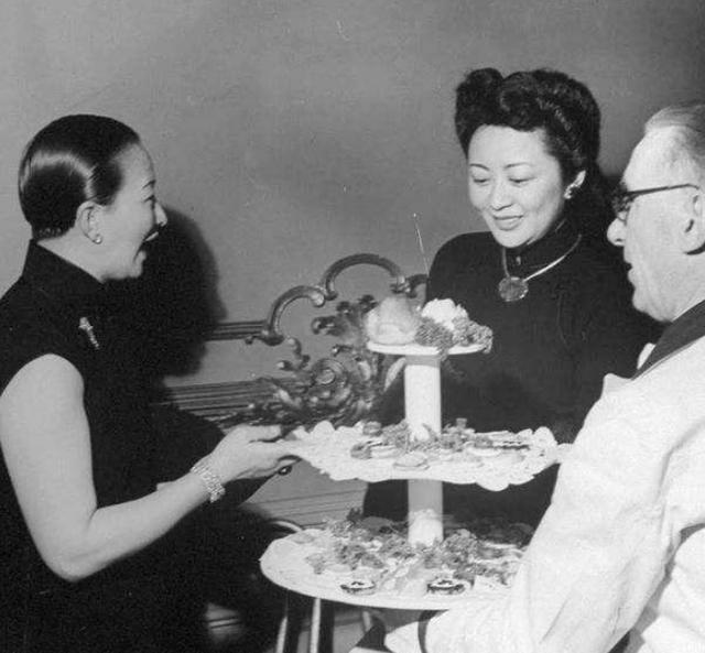 婚前不听家人劝,她执意要嫁穷小子,用2架飞机装嫁妆,遗憾收场