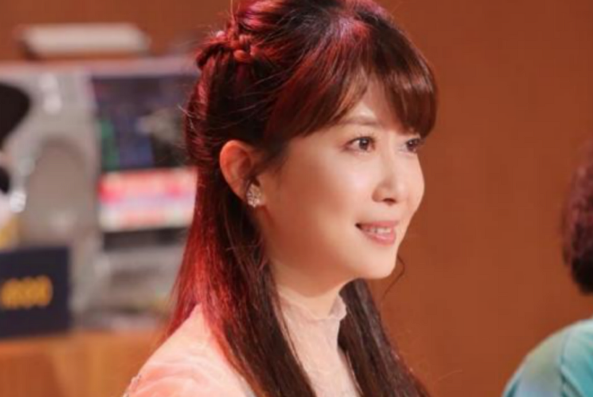 孟庭苇写真照曝光!齐刘海小白裙尽显年轻,皮肤光滑