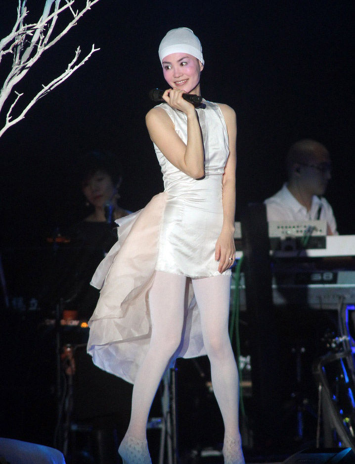 李亚鹏绯闻女友泳装照曝光,比王菲身材更吸睛