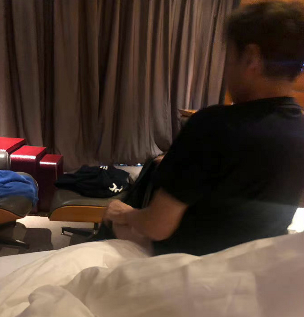 谭咏麟正面回应睡粉风波,否认酒店床照不是自己,只是大家觉得像