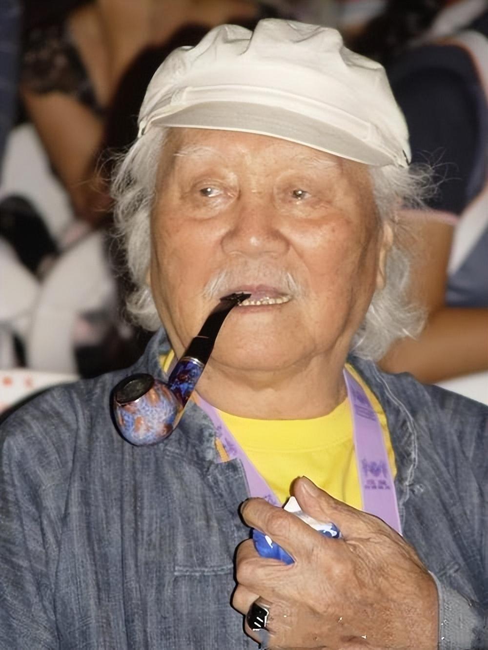 成龙原名陈港生,是香港武打巨星,他的父亲就是房道龙.