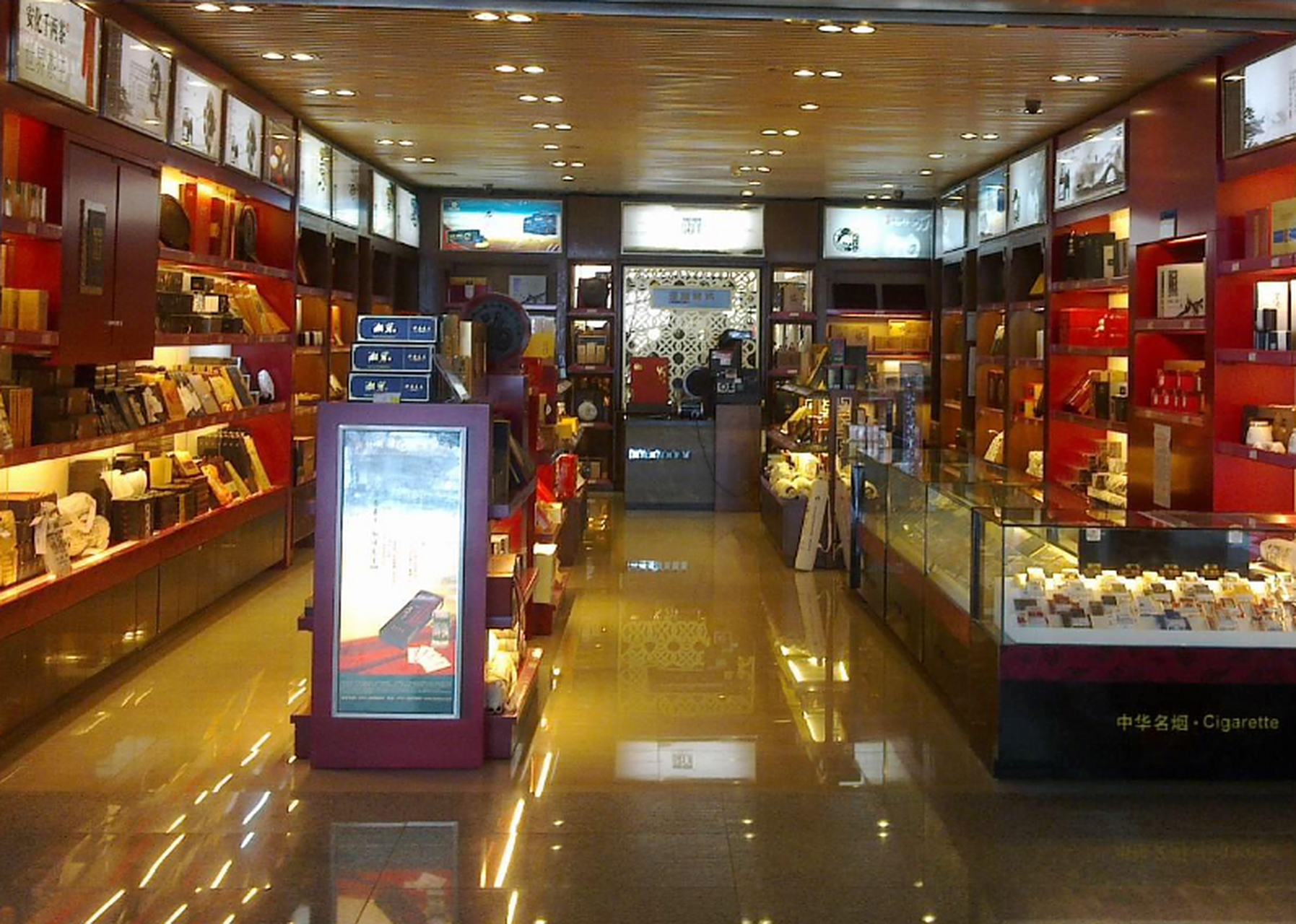 "江苏一大妈带孙子逛烟酒商行,一不小心将一瓶2019年的飞天茅台打碎