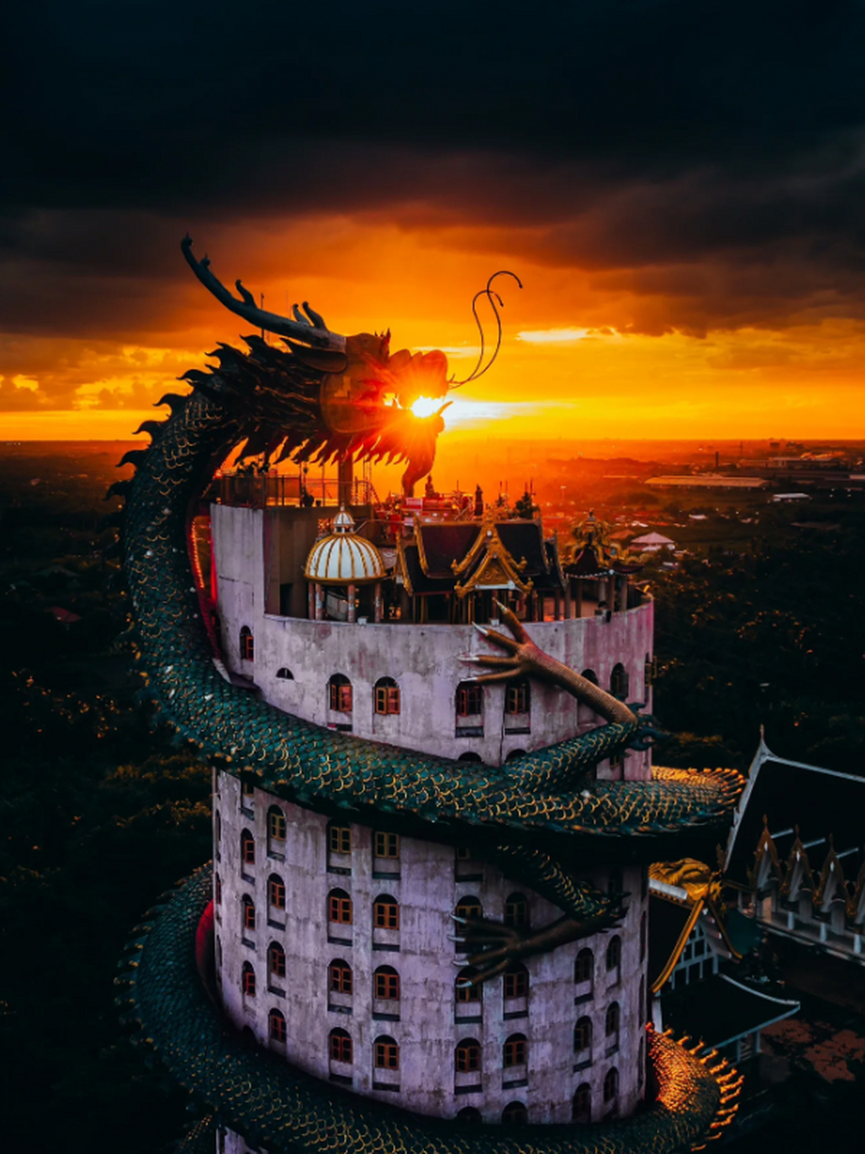 在曼谷的寺庙中,有一座被称为"龙庙"的寺庙,它以其独特的风格和韶秘