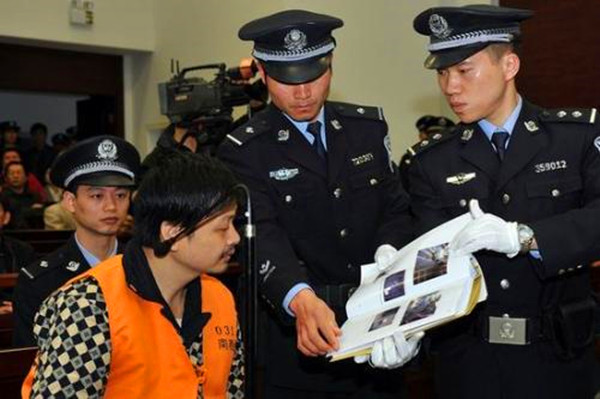 "杀人医生"郑民生落网记:报复社会的疯魔,手持砍刀砍杀小学生