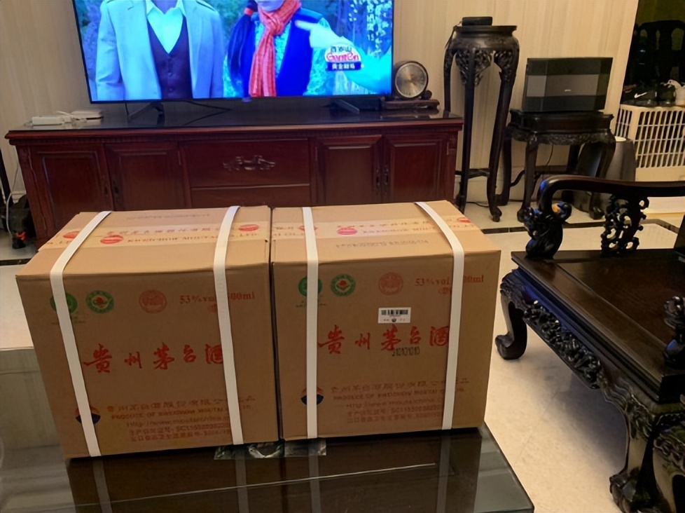 广东一富商,摆20桌过寿,却因3箱茅台惹祸上身,行家:人没事