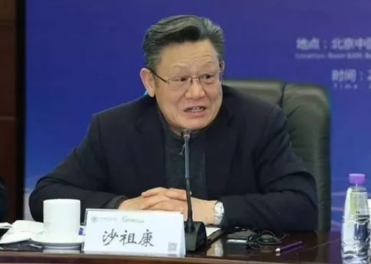 说完后,会场上想响起了雷鸣般的掌声,这些话只是委婉地告诫美国,其