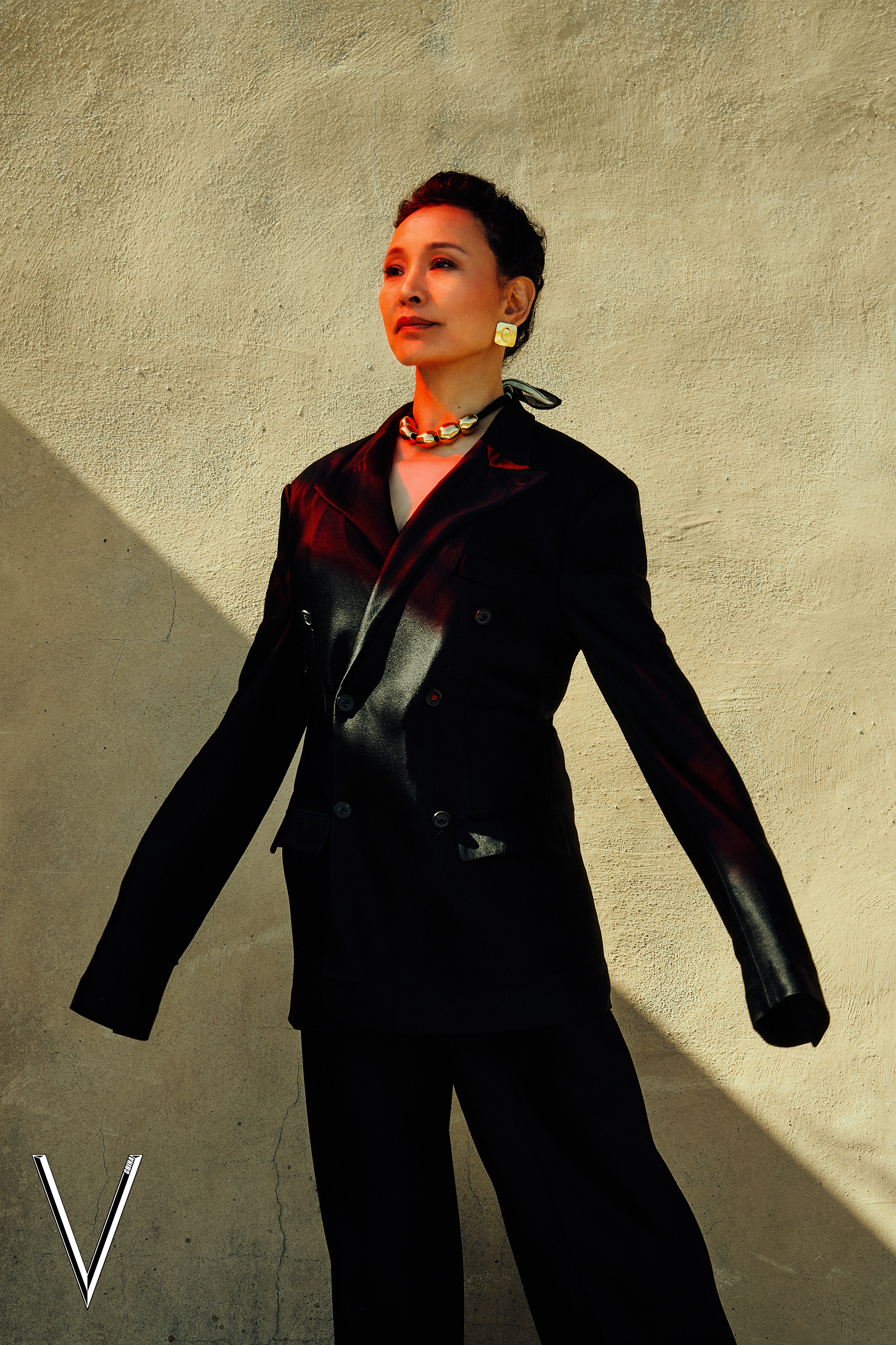 62岁陈冲登v杂志封面,真空穿风衣秀锁骨美腿,演绎东方知性美