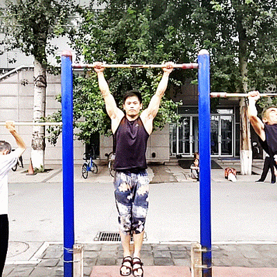 了解引体向上惯性借力调动手臂训练错误,掌握抓握距离和身体稳定