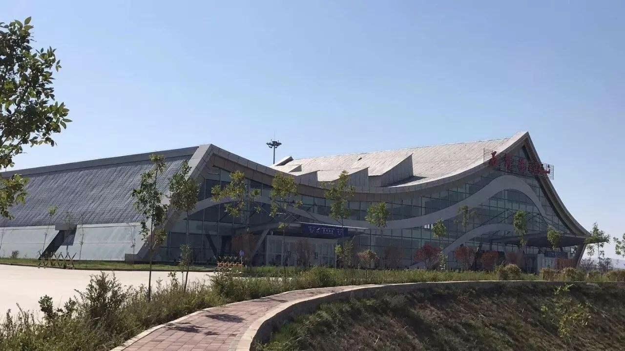 塔城机场距市中心28.5千米,为4c级中国国内支线机场