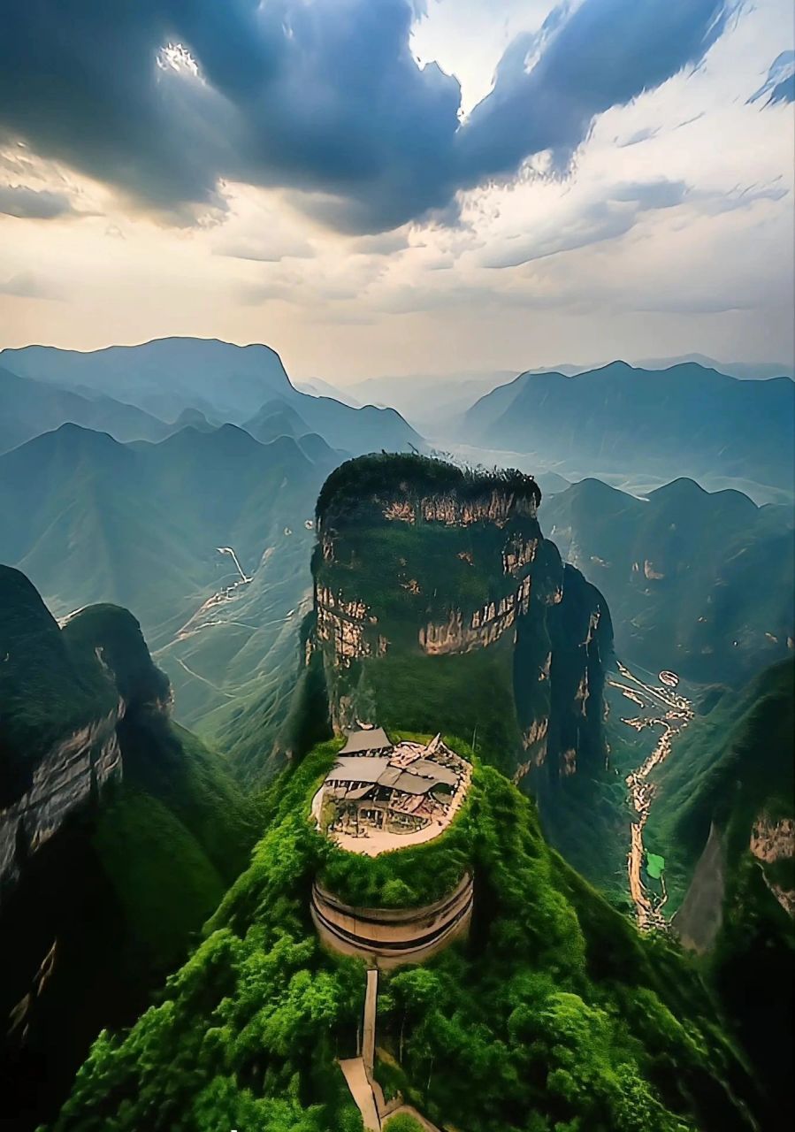 河北,山西两省交界处,横跨了华北平原和黄士高原,是中国的重要山脉之