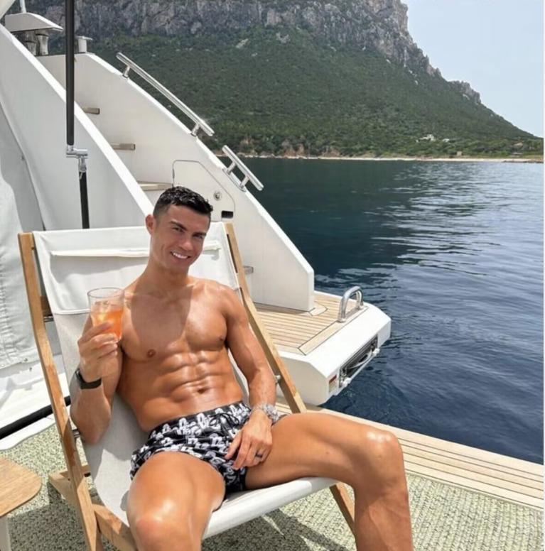c罗携乔治娜海边游艇度假,魔鬼身材让人艳羡,只羡鸳鸯不羡仙