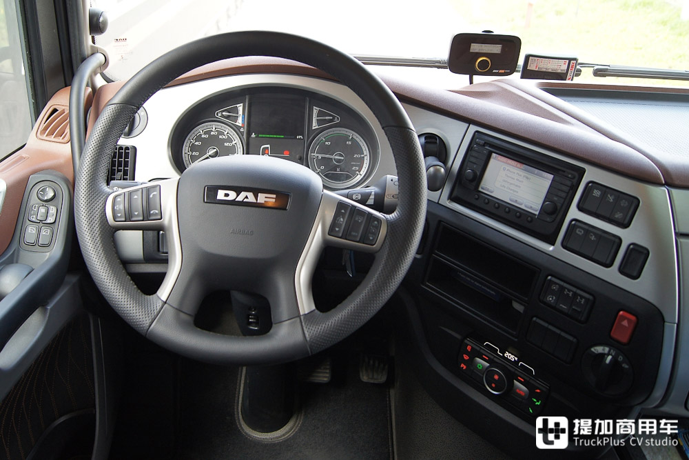 牵引车也能下工地?静液压驱动,极其特殊的达夫xf牵引车实拍