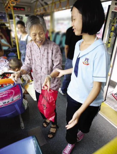 重庆一家长带着儿子坐公交,给70岁老人让座反被骂,太叫人寒心了