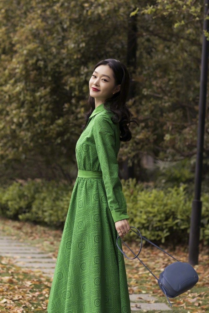 宋轶很适合绿色,毛绒绒的大衣搭配清新绿帽子,整体造型好亮眼