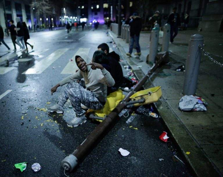 美国费城"沦陷",如同无政府状态,示威者将希望放在拜登身上