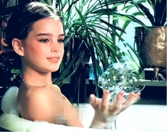 回顾"美国舒淇"的艳照风波,12岁全裸出镜,20岁称自己仍是处女