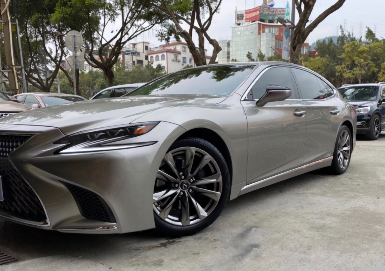 东莞商人花89万买凌志ls500h,油耗8个,一箱油能跑1300km