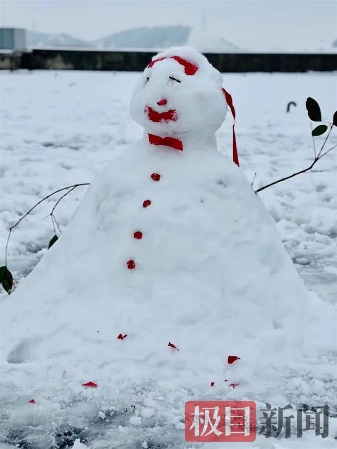 武汉朋友圈堆雪人大赛全面开启 冰墩墩