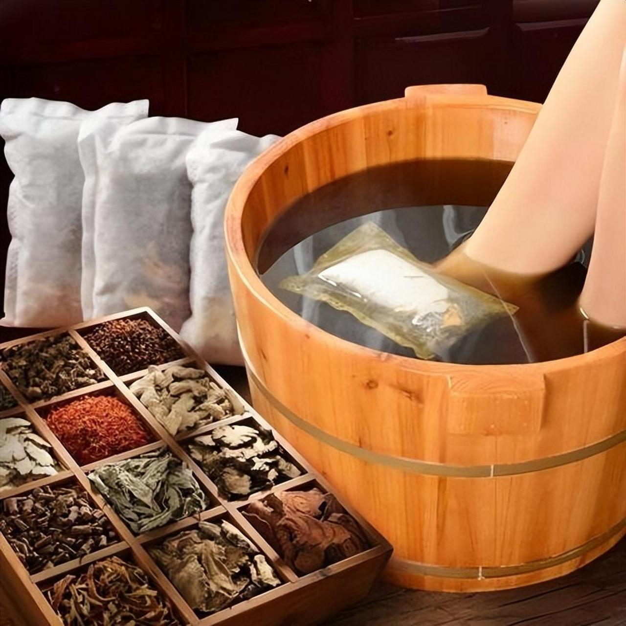 睡前中药泡脚养生又健康  一年四季用热水洗脚都很受益,春天洗脚,升阳