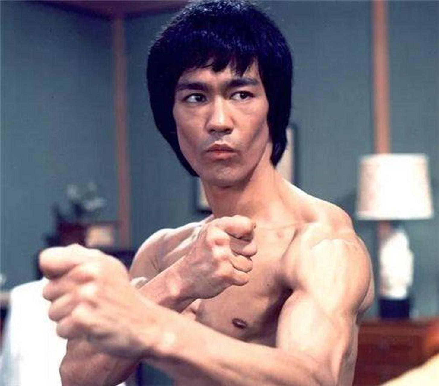 李小龙肌肉照:体脂率3%,一秒踢6脚打9拳,背肌"圣诞树"引热议