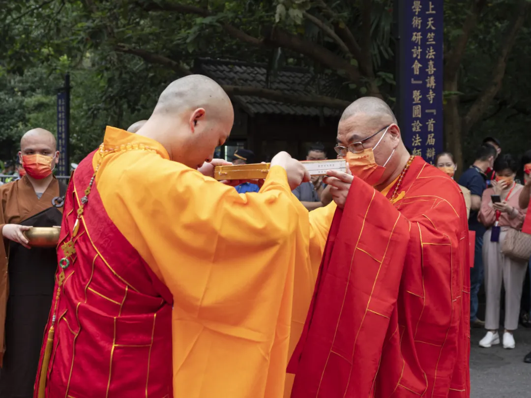 上天竺法喜讲寺举行圆诠法师荣膺方丈升座庆典