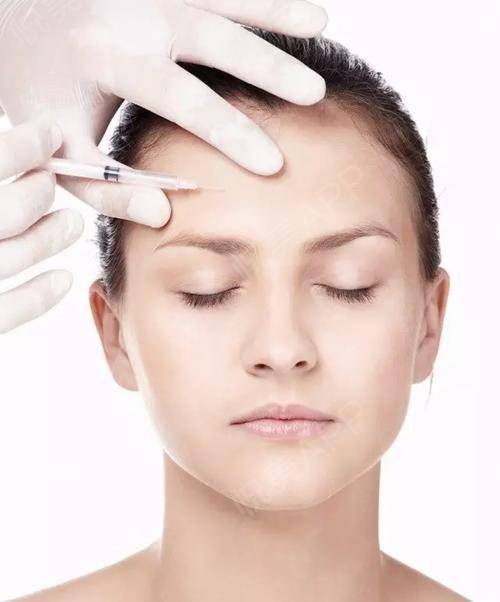 麻醉局部区域,选择合适的注射器和针头,然后将玻尿酸注射到目标部位