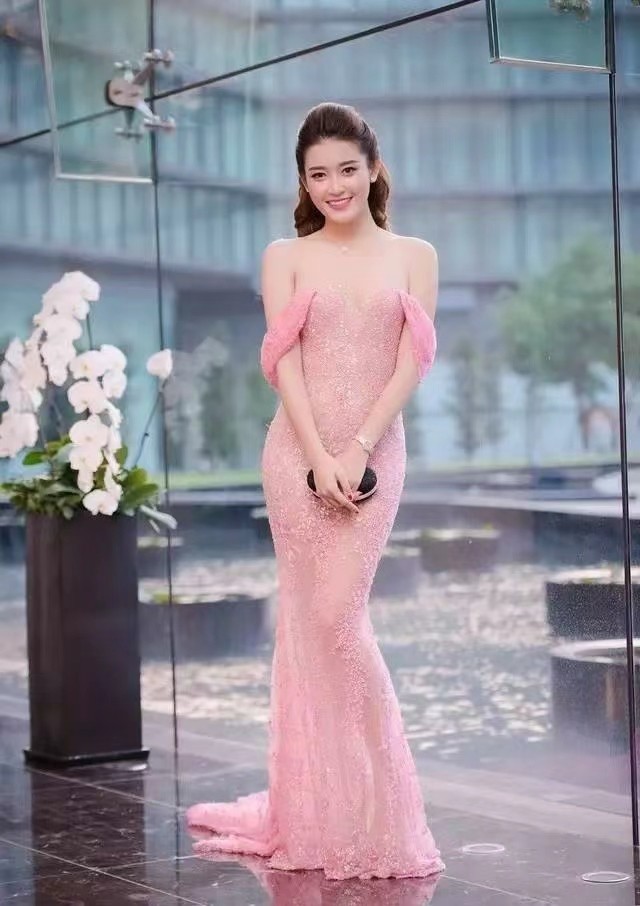 阮宣眉:富豪为她当街打架,40岁带俩娃再嫁20岁小鲜肉