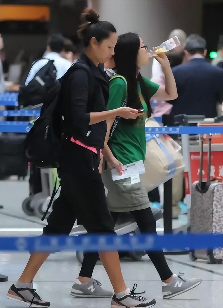 瞿颖彻底放弃自我!皮肤"黑成碳",身材壮硕与名模范儿毫不相关