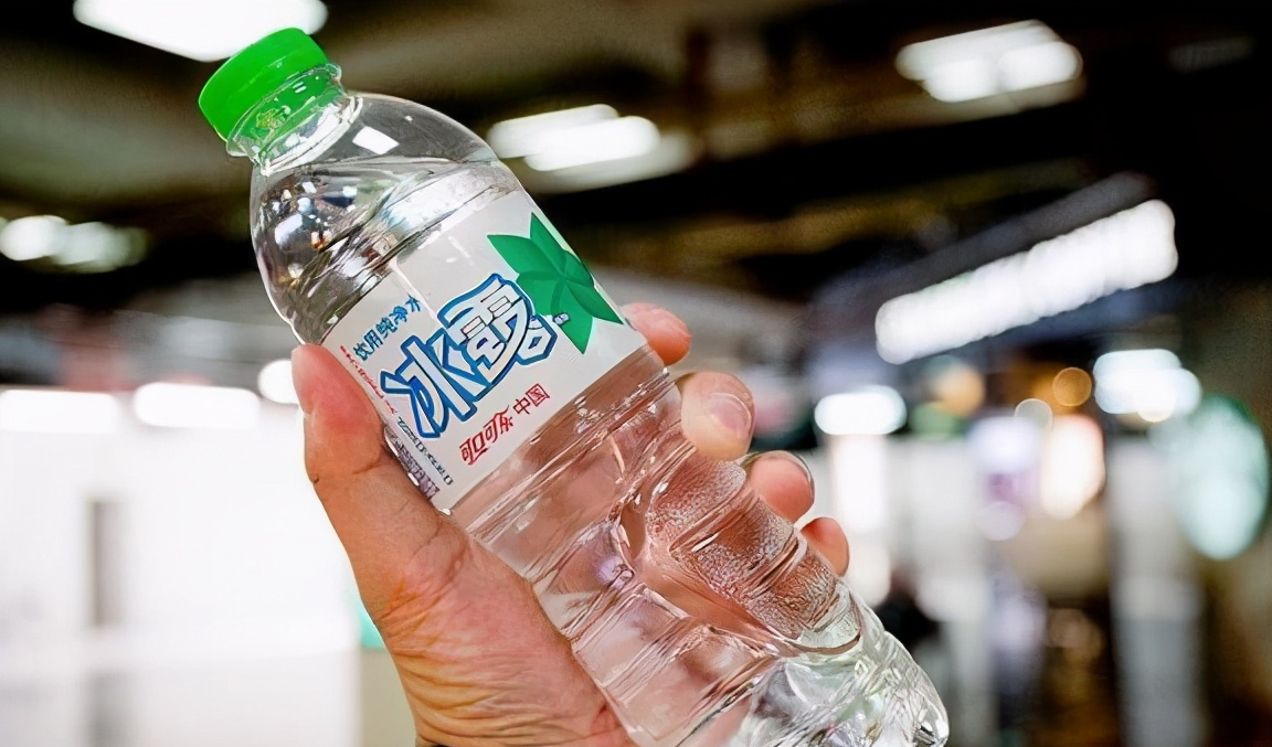 同样是矿泉水,为什么冰露多年不涨价,始终卖1块钱?