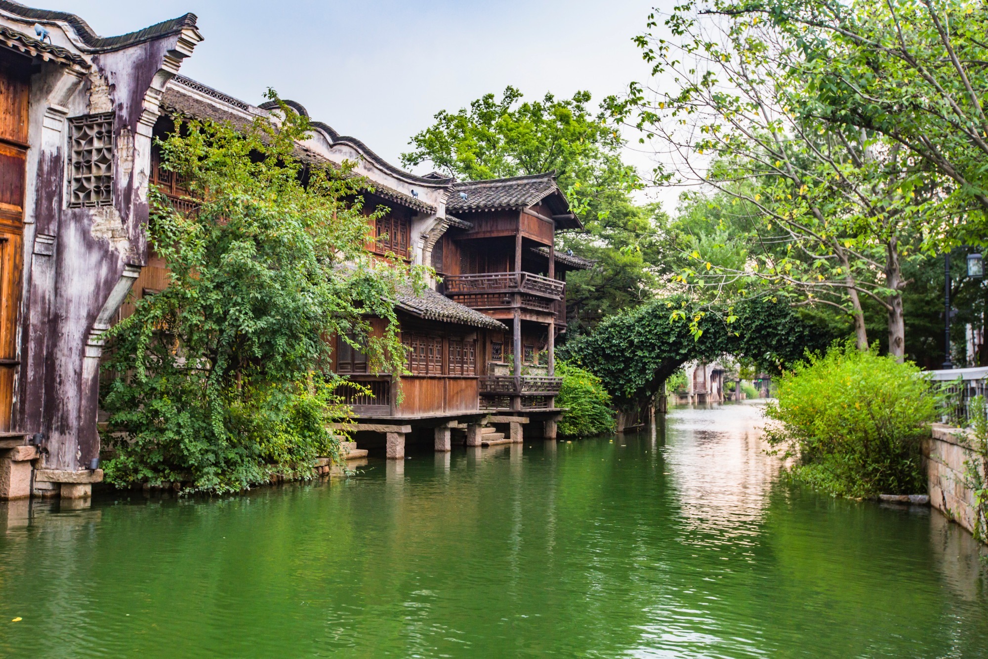 浙江嘉兴有一座濮院古镇,古朴时尚,充满宋韵文化,可媲美乌镇
