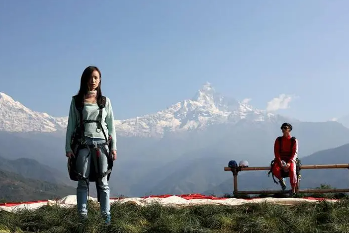 在尼泊尔电影中,爱情转向与亲情坚守是如何表现的?
