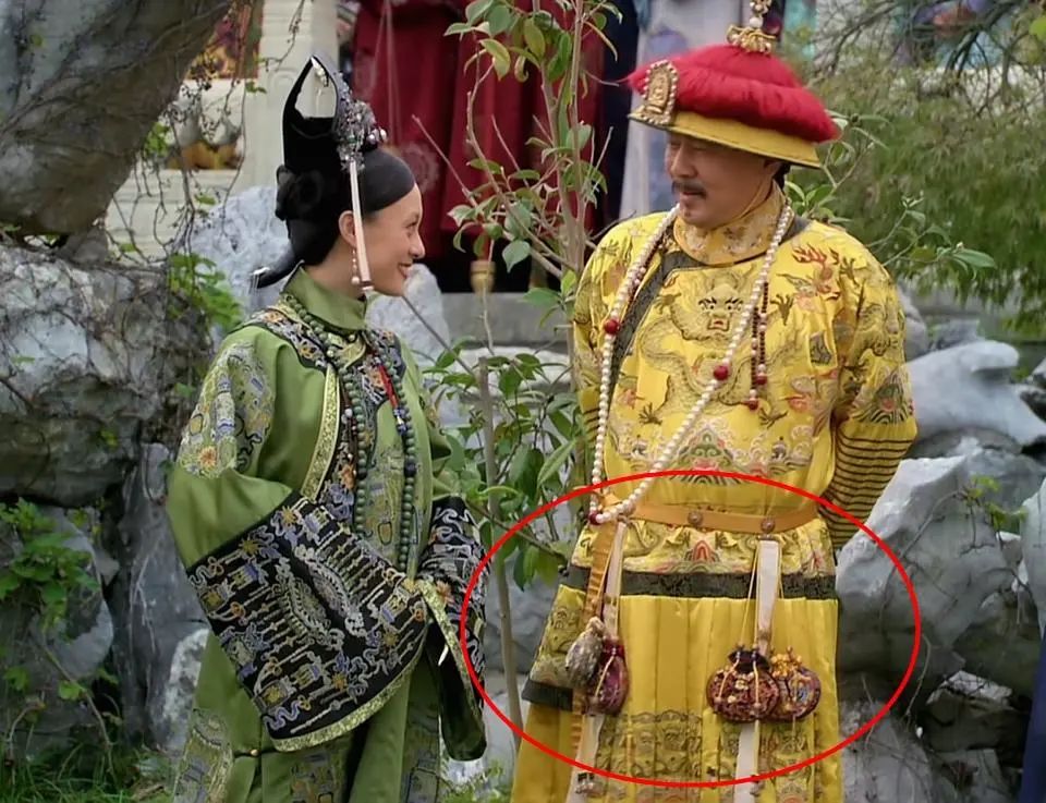 《甄嬛传》皇帝身上为什么挂那么多香囊?