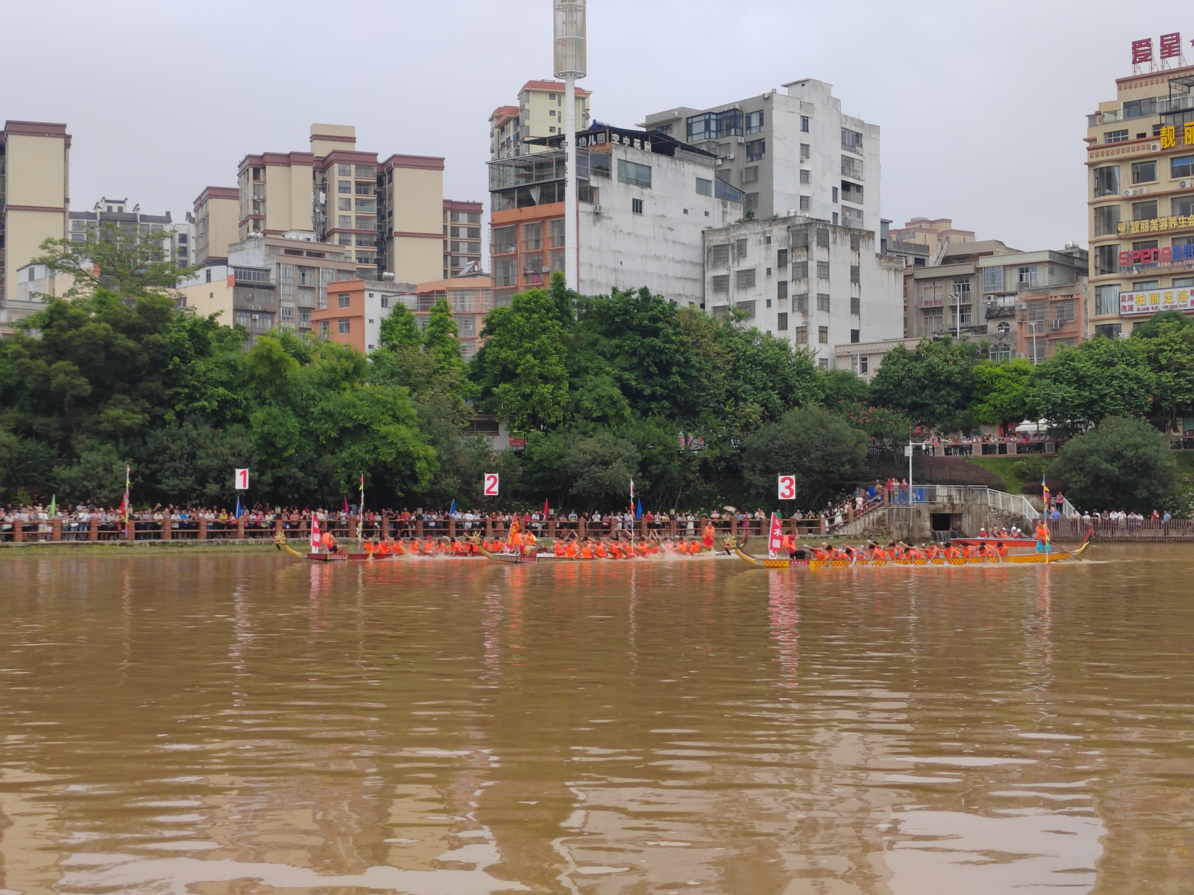 6月27日岑溪市龙舟赛现场直击
