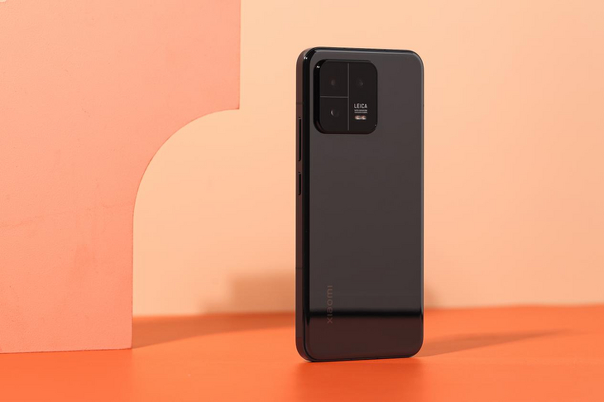 不算 iphone,今年最火的小屏机,应该是小米 13. 6.