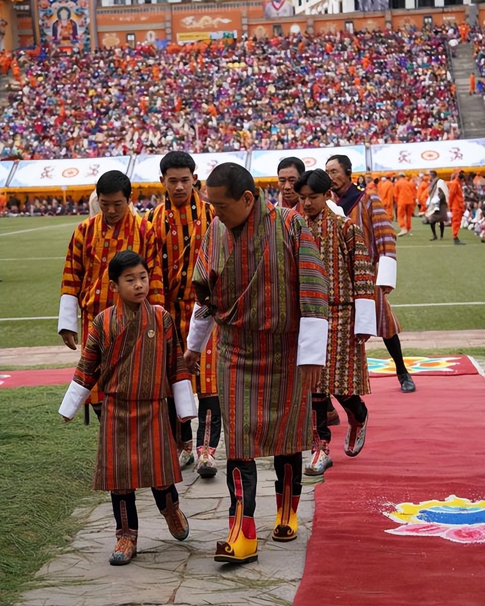 不丹王室闪耀亮相国庆!不丹王后穿紫色传统服饰好嫩,公主好惊艳