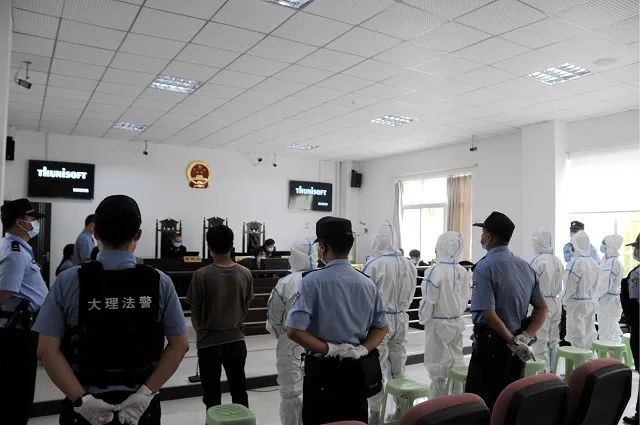 【扫黑除恶】弥渡县人民法院公开开庭审理 胡某某等8人涉恶案件