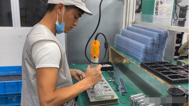 年轻人选择进厂打螺丝:底薪按最低薪资标准,大量工厂只招女性