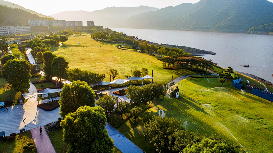 月光草坪景区位于云阳县城,为"梯城八景"之一.