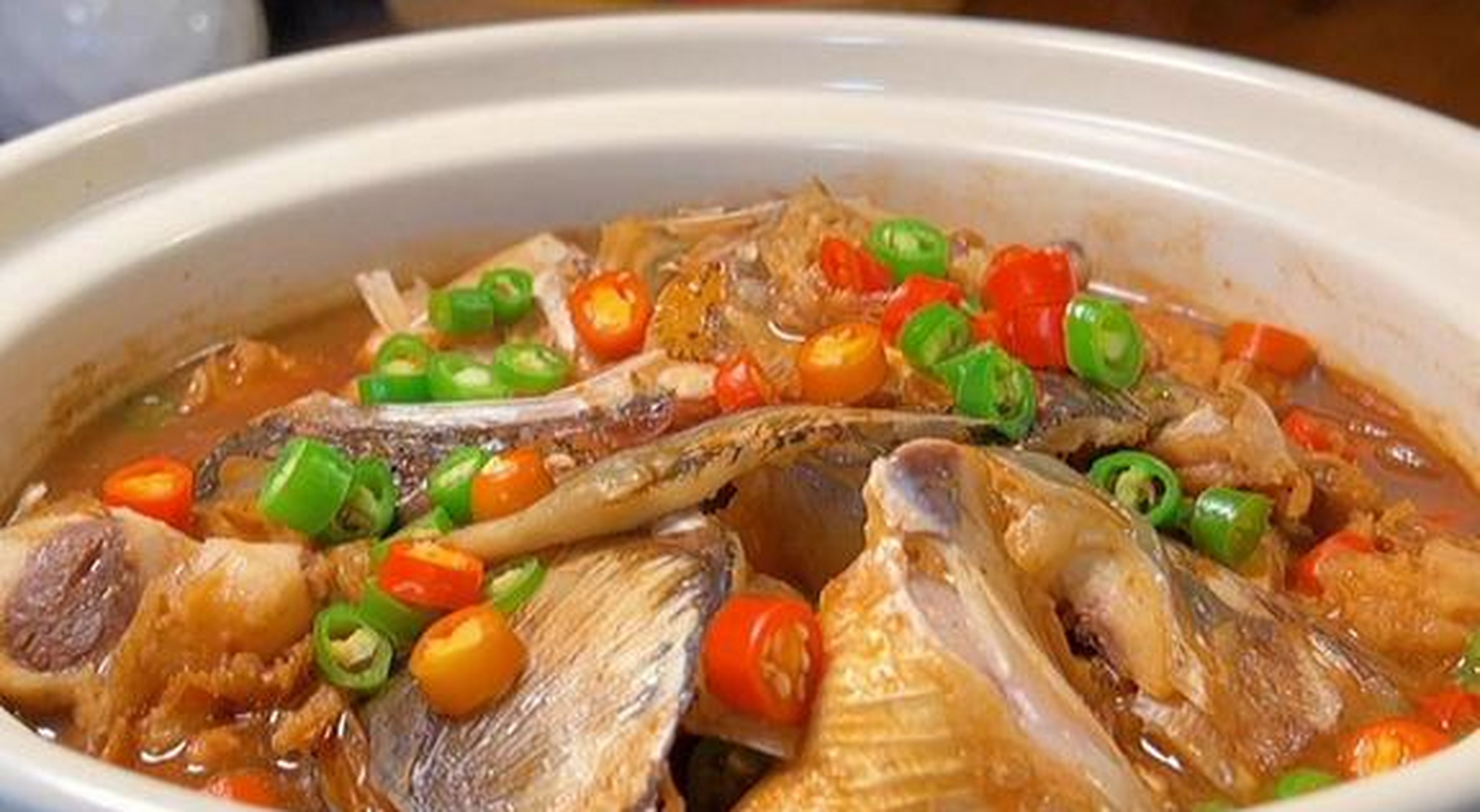 67砂锅鱼头——鱼肉鲜美,口感好吃又入味 鱼类是一种营养丰富的食物