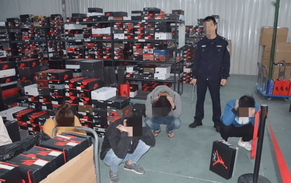 莆田一啊冒鞋厂被端!现场查获上千双假鞋!