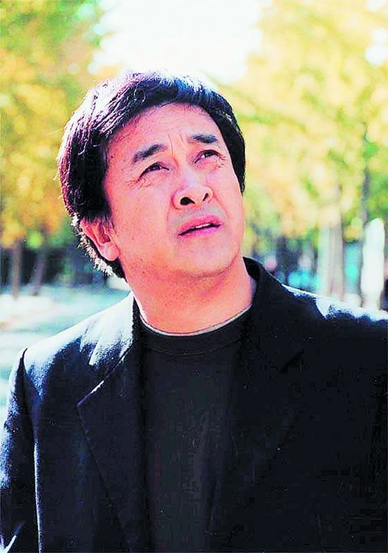 上午被罢免职位,下午又被"专人"带走,黄宏究竟惹了谁